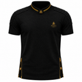 Vorderansicht des BENOS Sovereign Signature T-Shirts in Schwarz mit goldenem Kettenkragen und gestepptem Schulterdetail