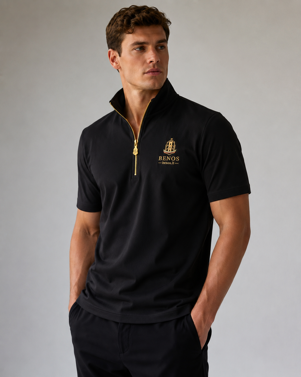 Lifestyle-Foto eines Models im schwarzen BENOS Sovereign Signature T-Shirt GEN 2 mit kurzem Reißverschluss