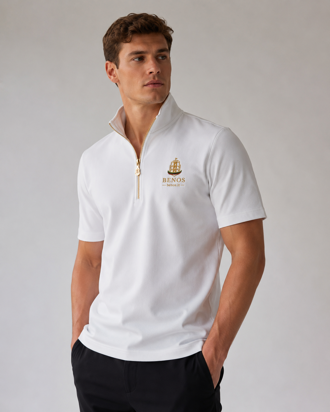 Lifestyle-Foto eines Models im weißen BENOS Sovereign Signature T-Shirt GEN 2 mit kurzem Reißverschluss