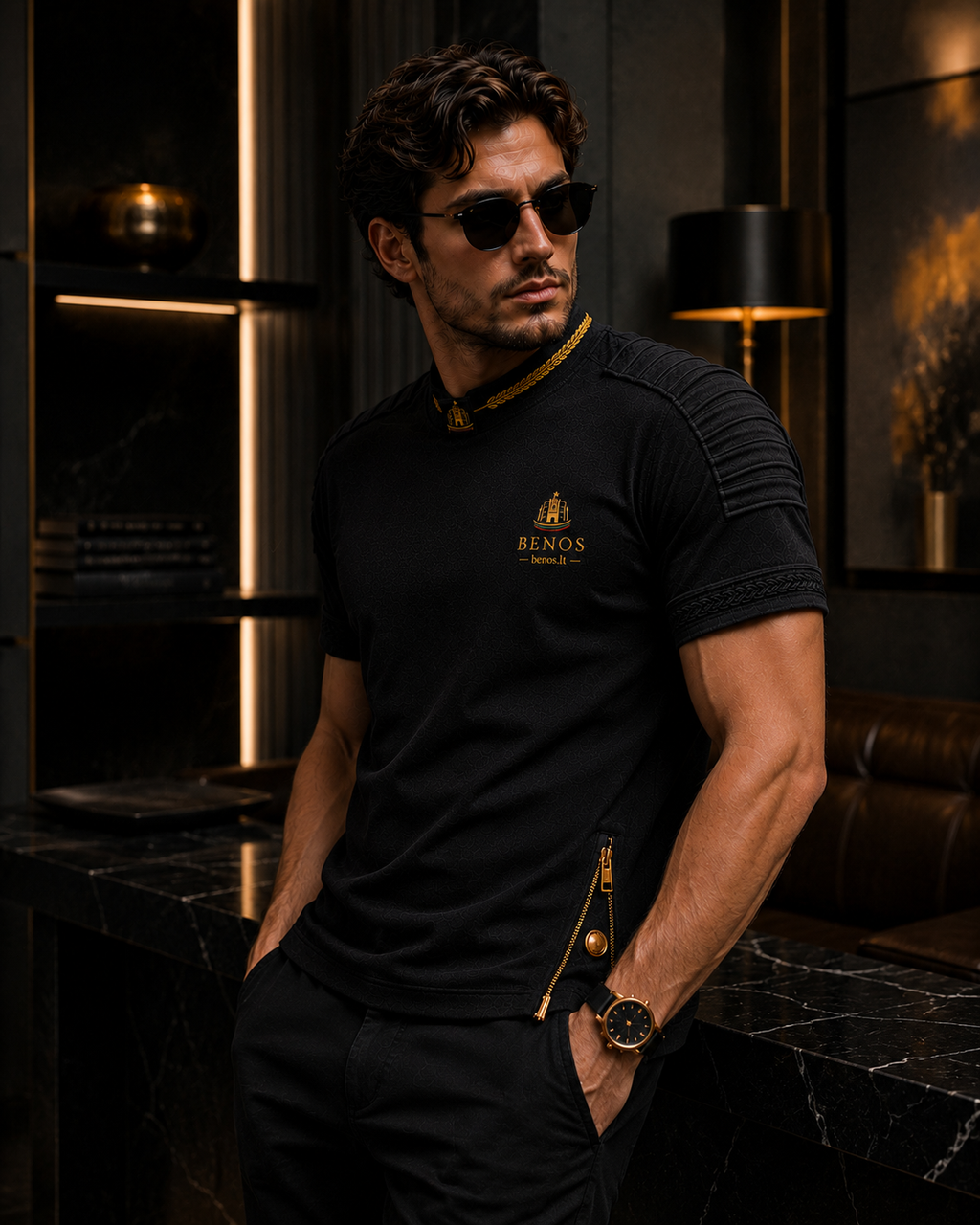 Lifestyle-Foto eines sitzenden Models im schwarzen BENOS Sovereign Signature T-Shirt mit sichtbarer Armbanduhr