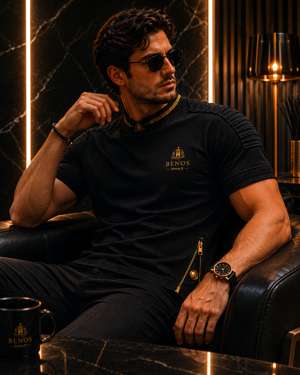 Lifestyle-Foto eines Models im schwarzen BENOS Sovereign Signature T-Shirt in einem luxuriösen Interieur