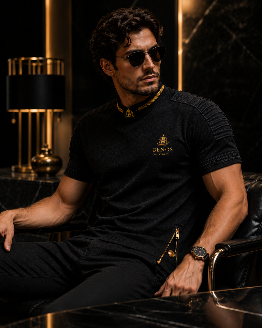 Lifestyle-Foto eines sitzenden Models im schwarzen BENOS Sovereign Signature T-Shirt